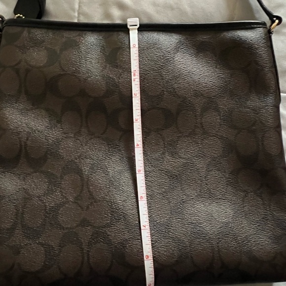 Coach crossbody with gold hardware. - Picture 5 of 8